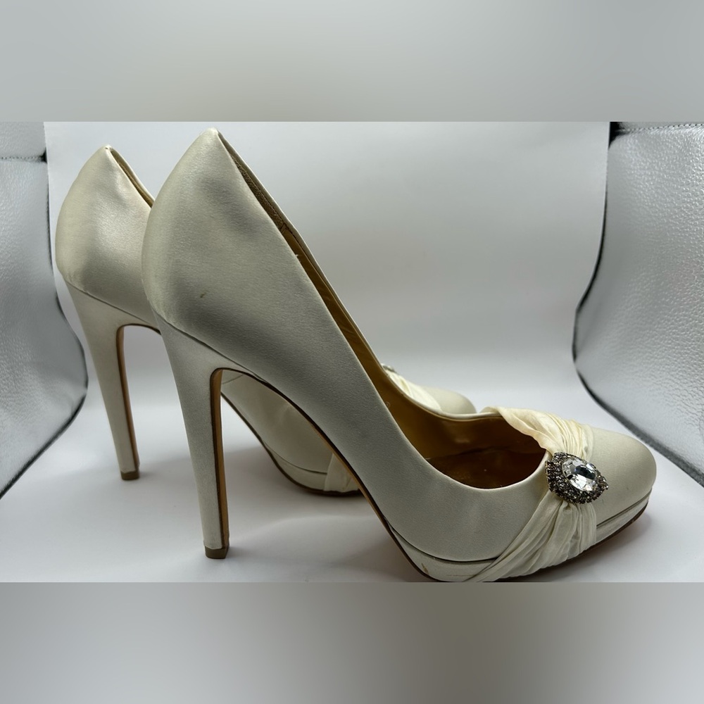 Badgley Mischka Odell Off White Satin Pump Heels Bridal Wedding Rhinestone SZ 10